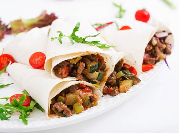 Burritos envolve carne bovina e legumes — Fotografia de Stock