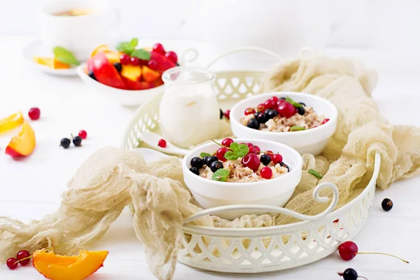 Porridge di farina d'avena saporito e sano — Foto Stock