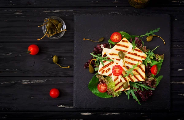 Insalata fresca con formaggio grigliato — Foto Stock