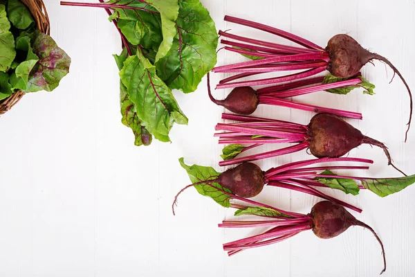 Bir üstleri ile genç beetroots