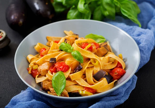 Pasta Fettuccine i skål — Stockfoto