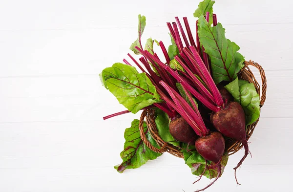Bir üstleri ile genç beetroots