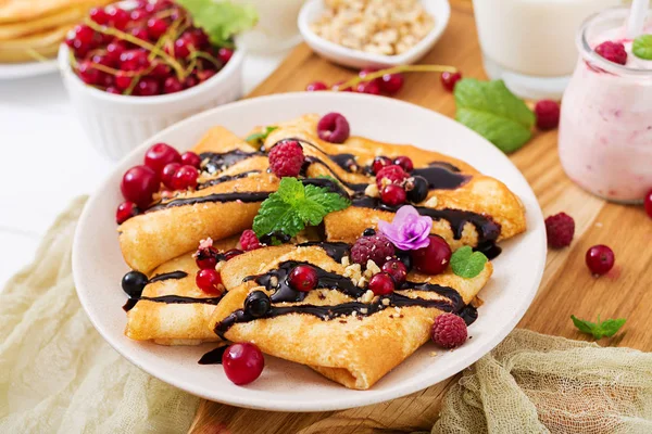 Pancakes with chocolate and berries — Stock Photo, Image