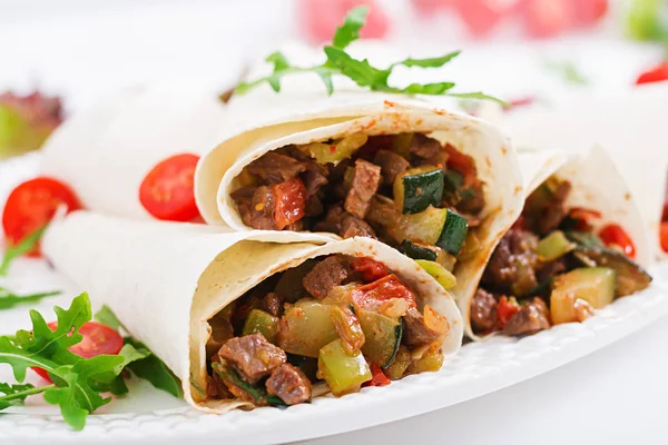 Burrito's wraps met rundvlees en groenten — Stockfoto