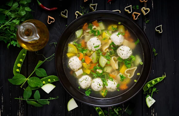 Tavuk ve sebze çorbası.