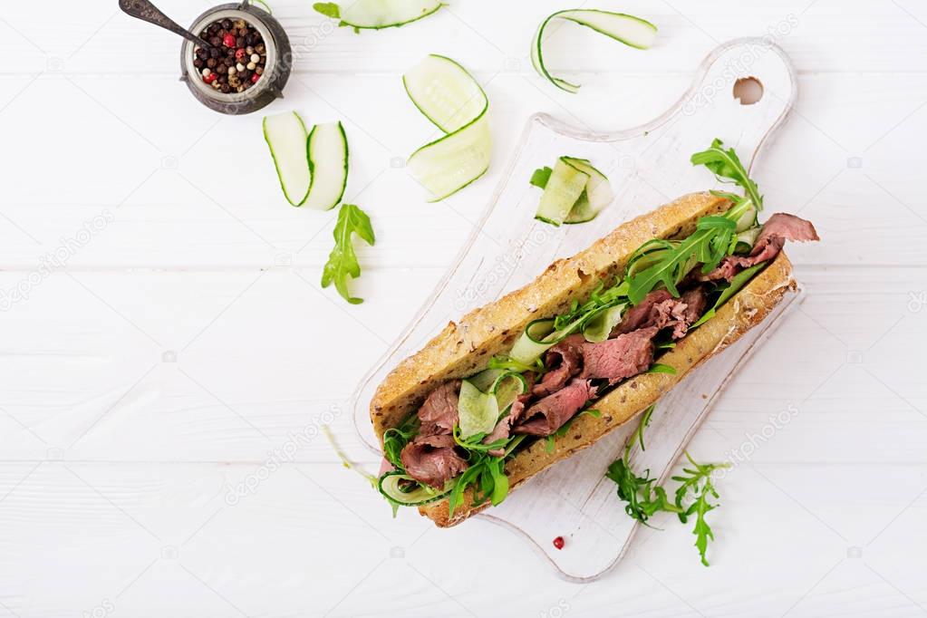Sandwich with beef, cucumber and arugula
