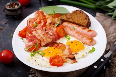 sahanda yumurta, sosis, domates