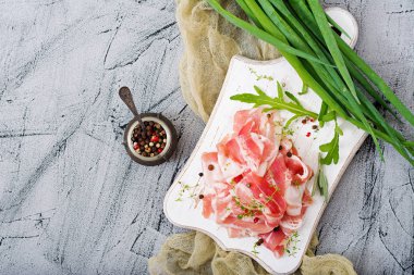 pastırma bir ahşap tahta üzerinde