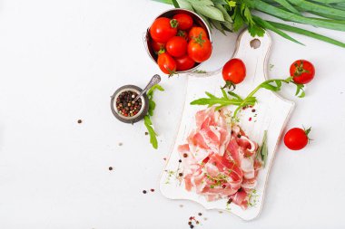 pastırma bir ahşap tahta üzerinde