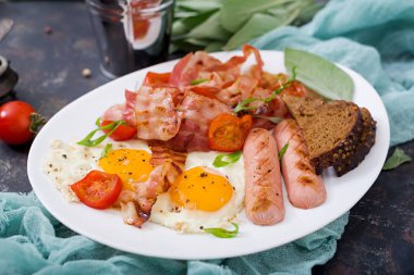 sahanda yumurta, sosis, domates