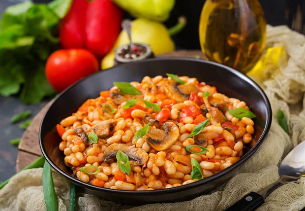 Beans with mushrooms and tomatoes — Stock Photo, Image
