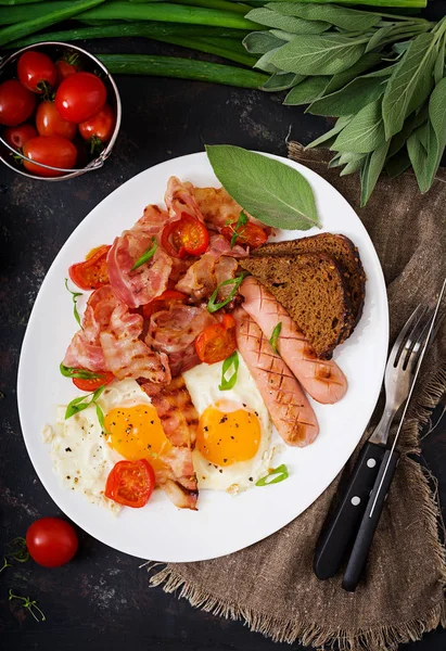 Fried eggs, sausages, tomatoes — Stock Photo, Image