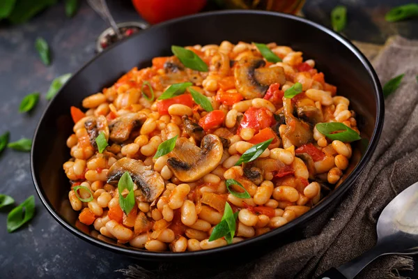 Judías con champiñones y tomates — Foto de Stock