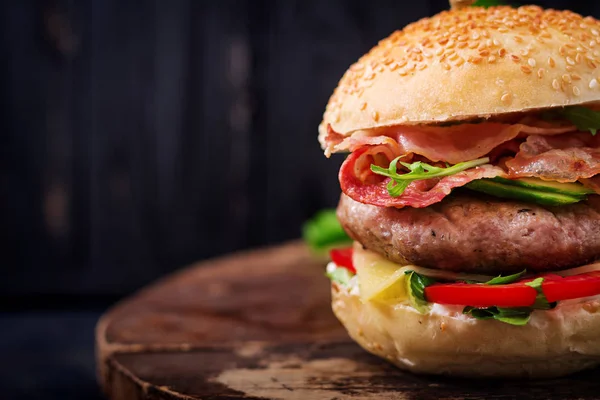 Grande sanduíche, hambúrguer — Fotografia de Stock