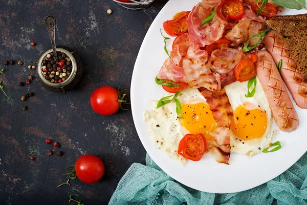 Huevos fritos, salchichas, tomates — Foto de Stock