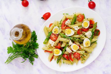 kuşkonmaz, domates, yumurta, mozzarella peyniri ile makarna