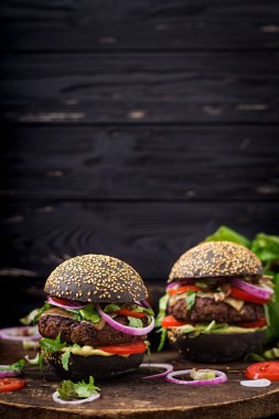 kesme tahtası üzerinde siyah hamburger