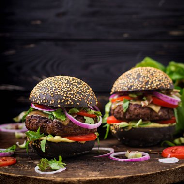 kesme tahtası üzerinde siyah hamburger