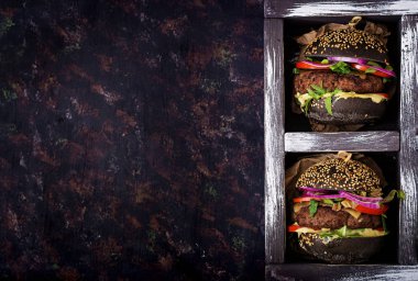 sığır eti, peynir, domates ile siyah hamburger