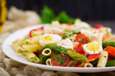 kuşkonmaz, domates, yumurta, mozzarella peyniri ile makarna