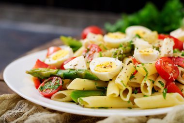 kuşkonmaz, domates, yumurta, mozzarella peyniri ile makarna