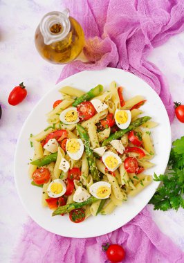 kuşkonmaz, domates, yumurta, mozzarella peyniri ile makarna