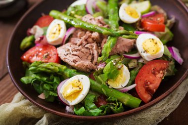 Tonbalıklı salata yakın çekim