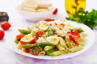 kuşkonmaz, domates, yumurta, mozzarella peyniri ile makarna