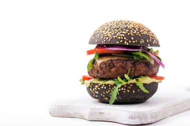 Kesme tahtası üzerinde siyah sandviç