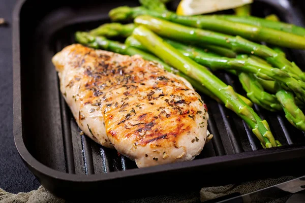 Filetto di pollo su vassoio — Foto Stock