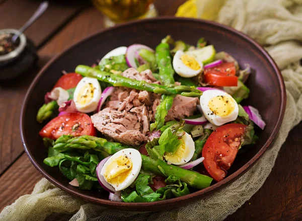 Salada com atum, tomate e cebola — Fotografia de Stock