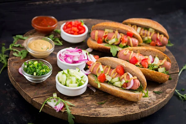 Hot dogot, uborka, paradicsom, hagyma — Stock Fotó