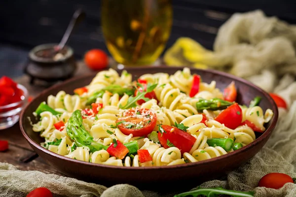 Makaron Fusilli z warzywami — Zdjęcie stockowe