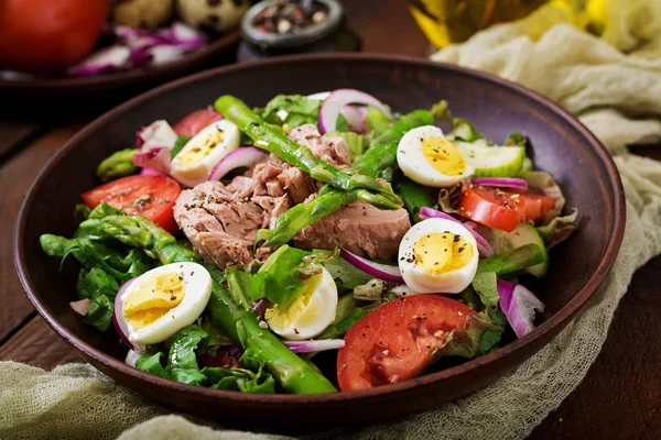 Salade met tonijn, tomaten en UI — Stockfoto