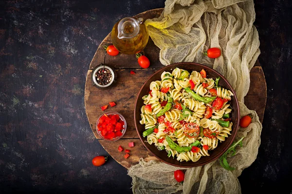 Fusilli pasta med grönsaker — Stockfoto