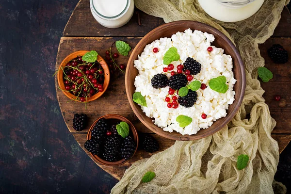 Cottage cheese with blackberries — Stock Photo, Image