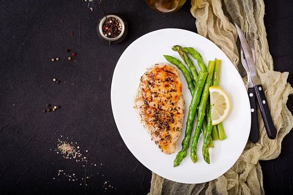 Filete de pollo cocido a la parrilla — Foto de Stock