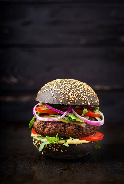 Svart sandwich på svart bakgrund — Stockfoto