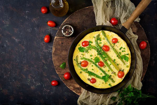 Tortilla con tomates, espárragos y cebollas —  Fotos de Stock