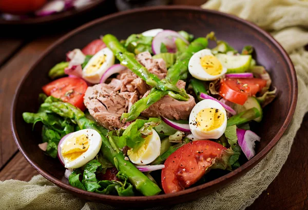 Salada com atum, tomate e cebola — Fotografia de Stock