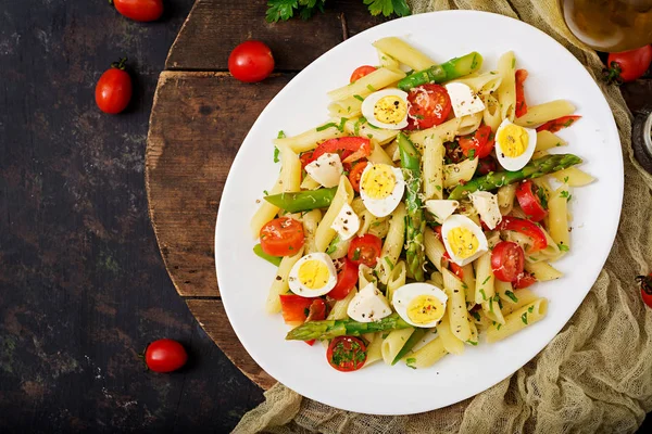 kuşkonmaz, domates, yumurta, mozzarella peyniri ile makarna