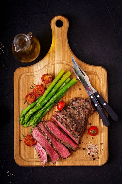 Bife suculento carne rara com especiarias — Fotografia de Stock