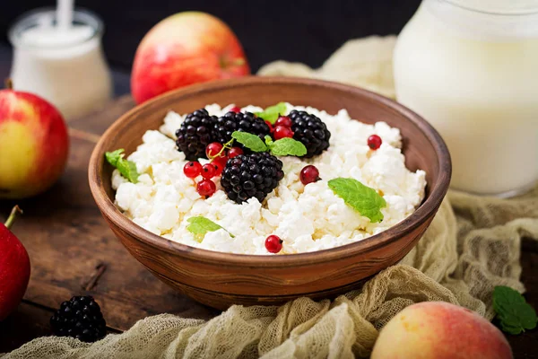 Quark mit Beeren — Stockfoto