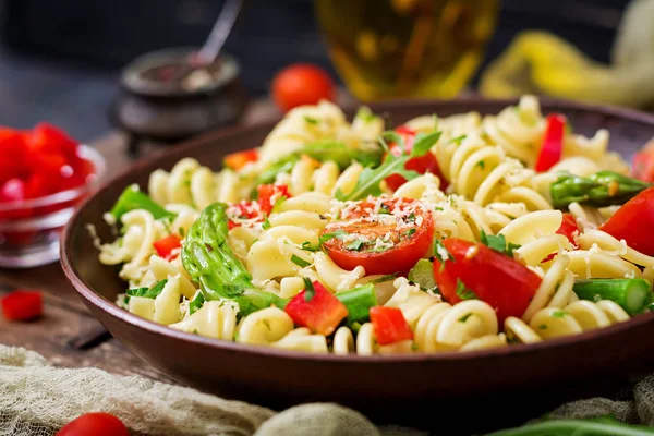 Makaron Fusilli z warzywami — Zdjęcie stockowe