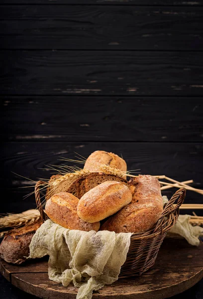 Gebakken brood in mand — Stockfoto