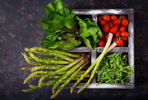 Espargos, tomates. arugula e alface — Fotografia de Stock