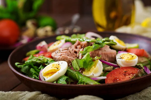 Салат с тунцом, помидорами и луком — стоковое фото