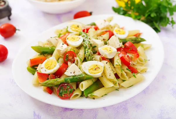 Pasta with asparagus, tomatoes, eggs, mozzarella — Stock Photo, Image