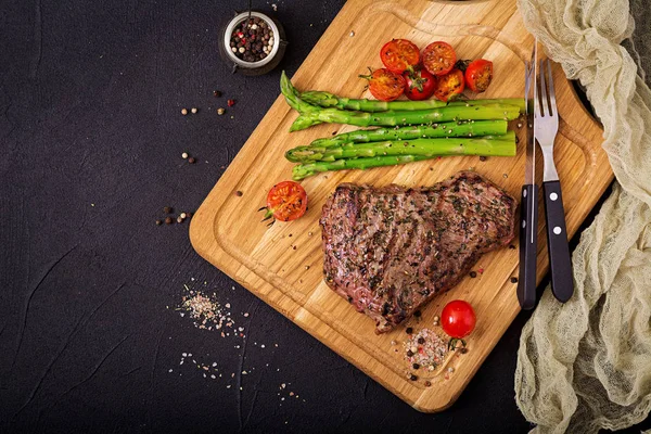 Steak selten Rindfleisch mit Gewürzen — Stockfoto