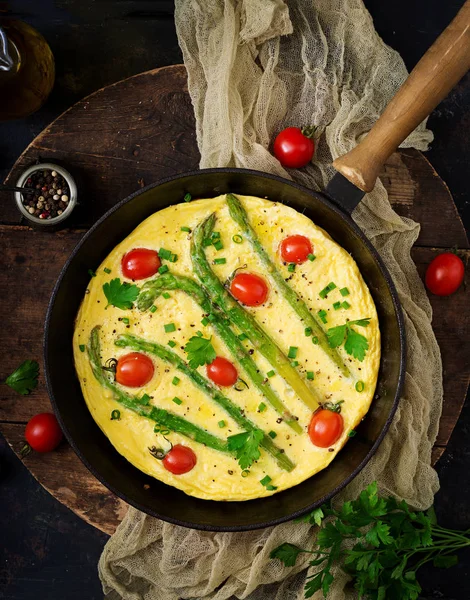 Tortilla con tomates, espárragos y cebollas —  Fotos de Stock